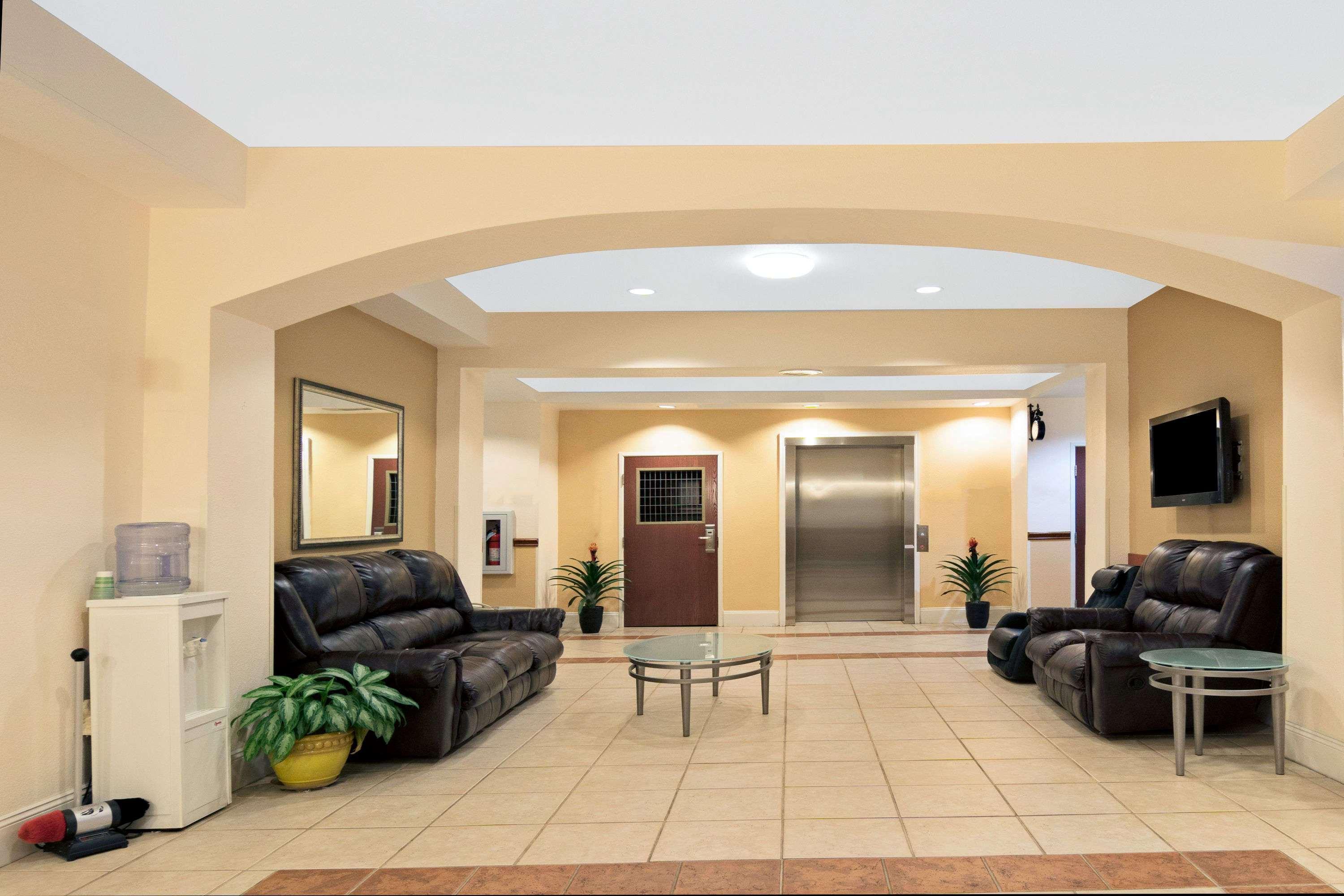 Super 8 By Wyndham Austin/Airport South Hotel Exterior photo