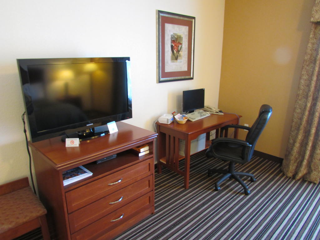 Super 8 By Wyndham Austin/Airport South Hotel Room photo