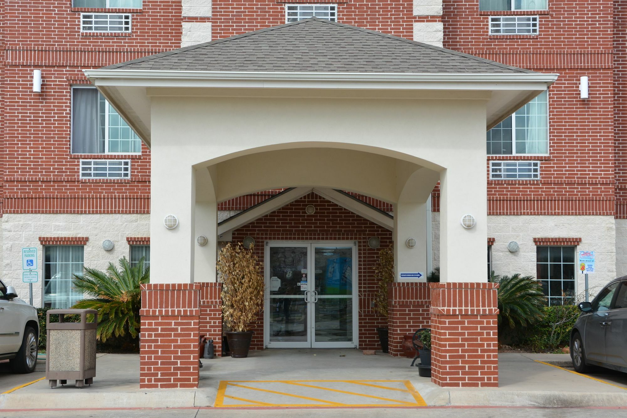 Super 8 By Wyndham Austin/Airport South Hotel Exterior photo